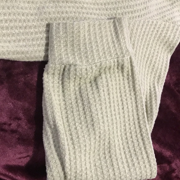 I’m selling a green long sleeve top. - Picture 5 of 6